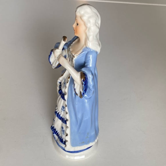 Vintage Elegant Blue and White Porcelain Figurine with Gold accents - Picture 4 of 13